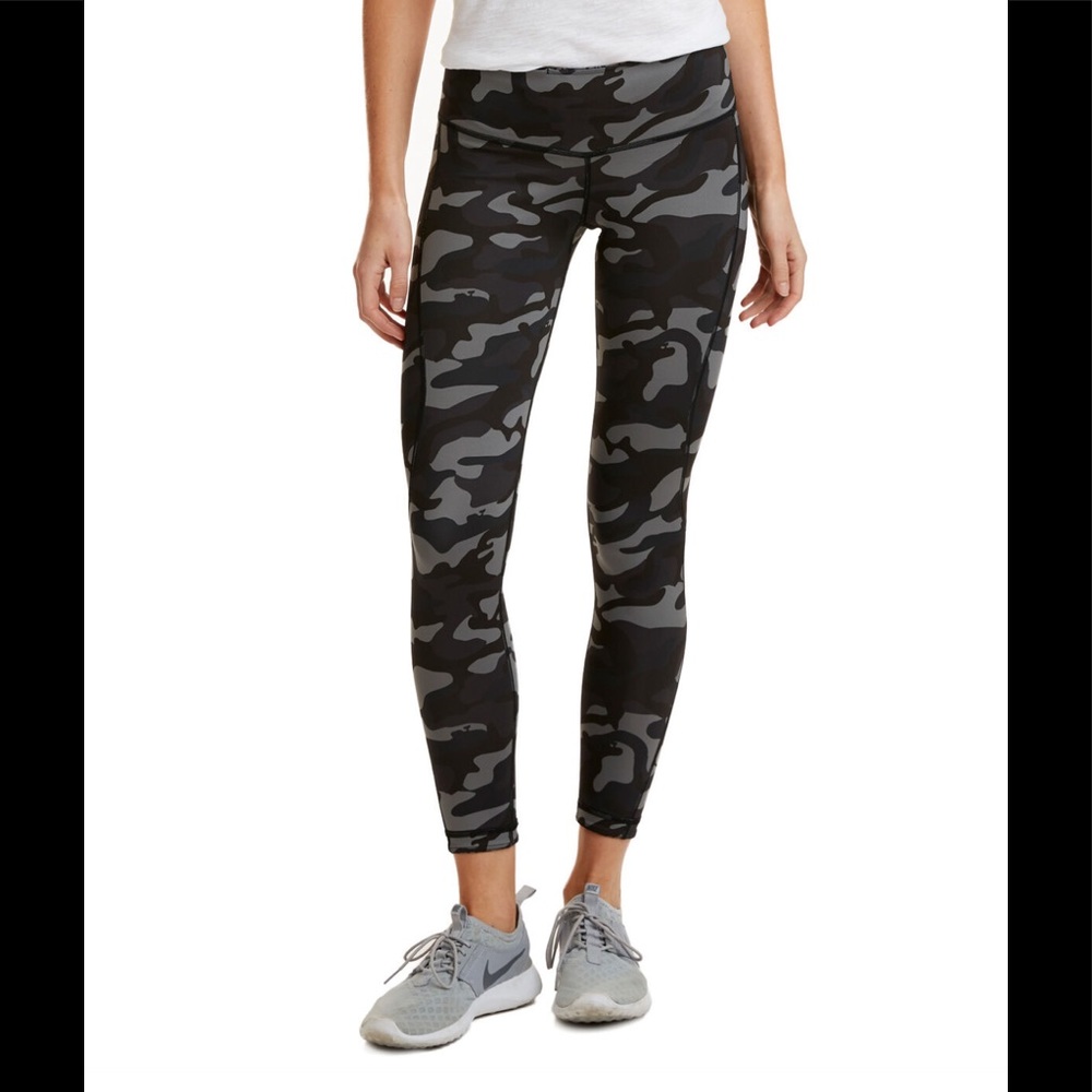 🆕 Vineyard Vines Performance Leggings in Whales & Camo Print (Reversible) - XXS